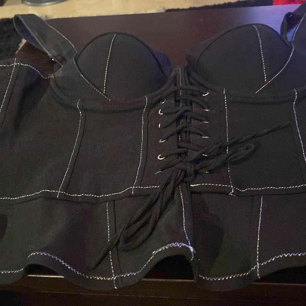 Black bustier with lace up front - Picture 8 of 10